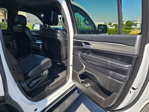 Used 2024 Jeep Wagoneer Series III AWD/4WD image 34
