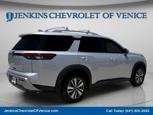 Used 2022 Nissan Pathfinder SL FWD image 5