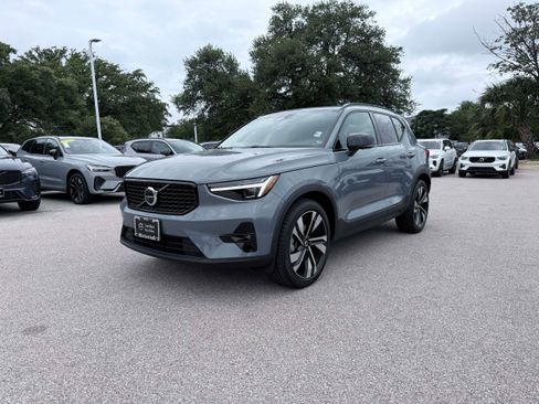 Certified 2023 Volvo XC40 B5 Ultimate w/ Protection Package Premier AWD/4WD image 2