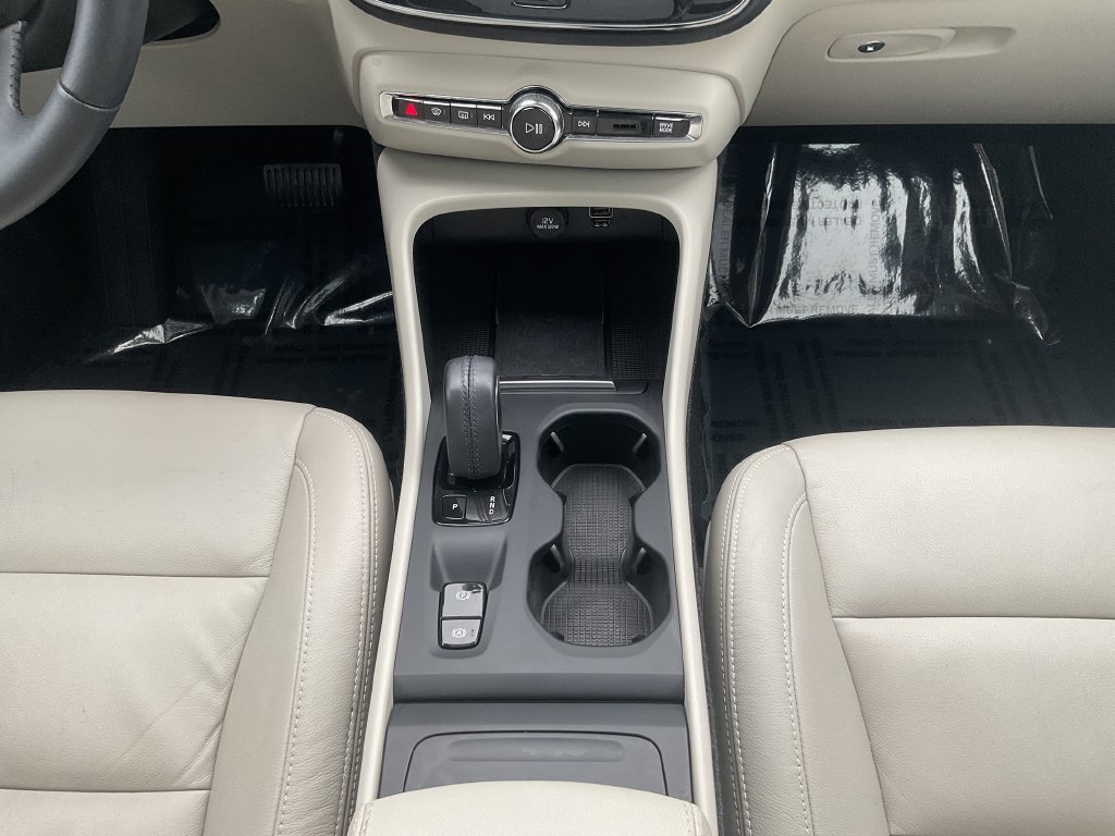 Used 2020 Volvo XC40 T4 Momentum FWD image 33