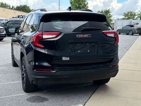 Used 2022 GMC Terrain SLT w/ Tech Package FWD image 2