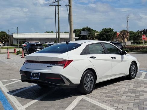 Used 2025 Hyundai Elantra Blue image 5