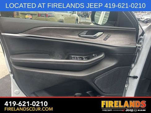 Used 2023 Jeep Grand Cherokee Limited image 20