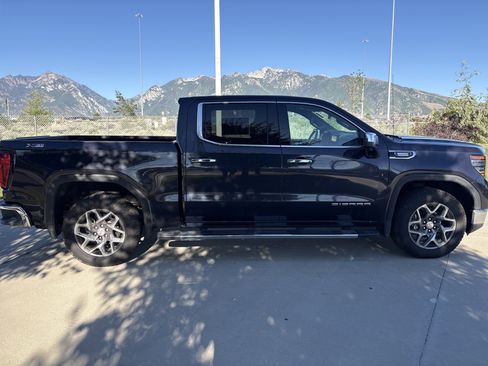 Used 2022 GMC Sierra 1500 SLT w/ X31 Off-Road Package AWD/4WD image 6