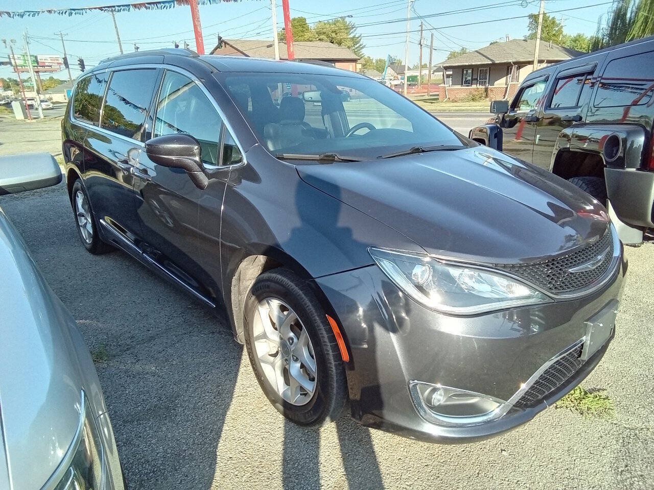 Used 2020 Chrysler Pacifica Touring-L FWD image 2