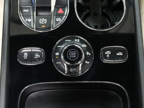 Used 2017 Bentley Bentayga AWD/4WD image 39