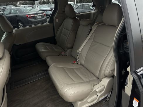 Used 2017 Toyota Sienna XLE image 26