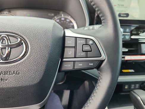 Certified 2025 Toyota Highlander XLE image 17