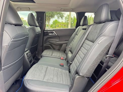 New 2025 Mitsubishi Outlander SE image 14