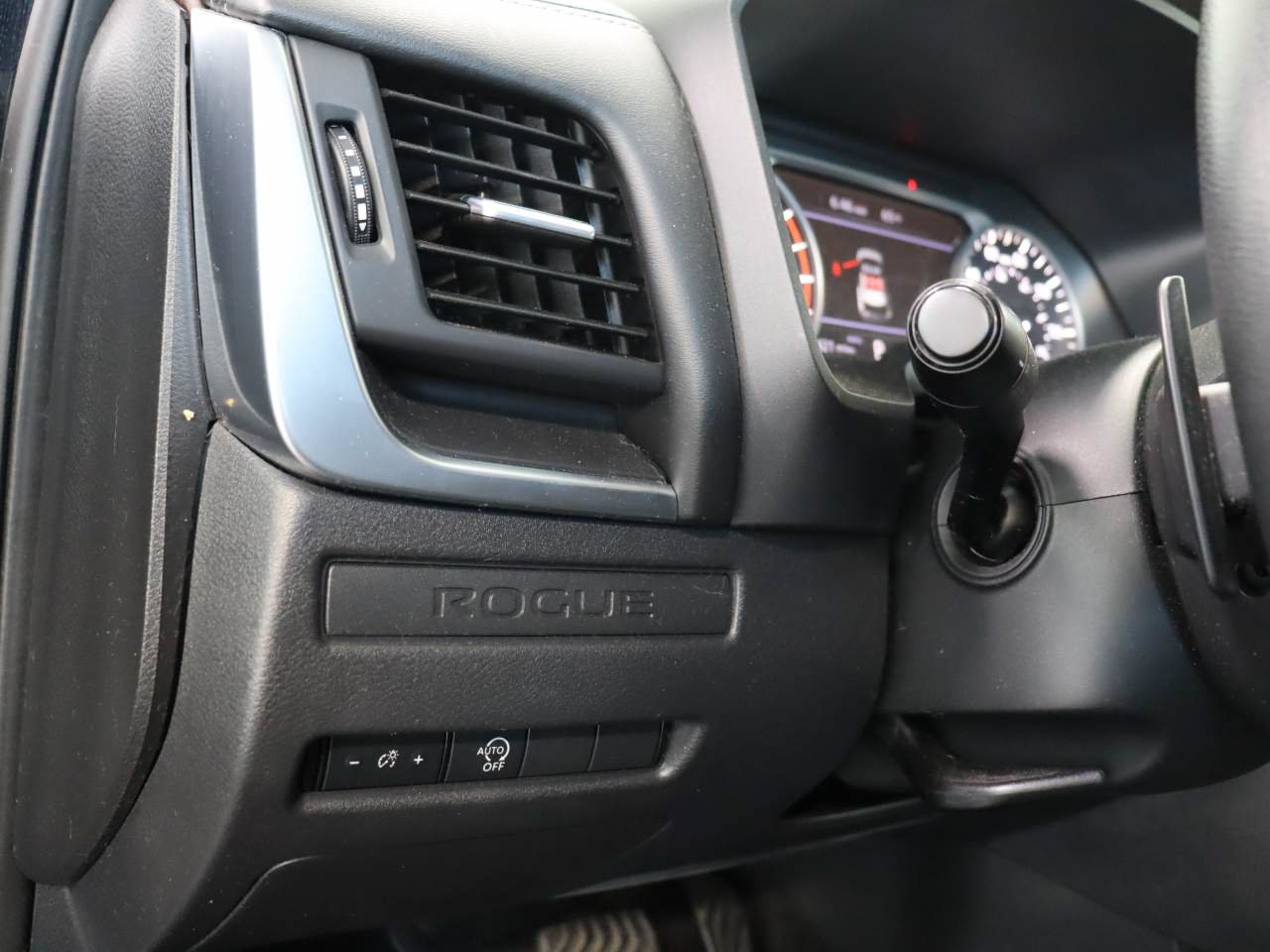 Used 2023 Nissan Rogue S AWD/4WD image 13