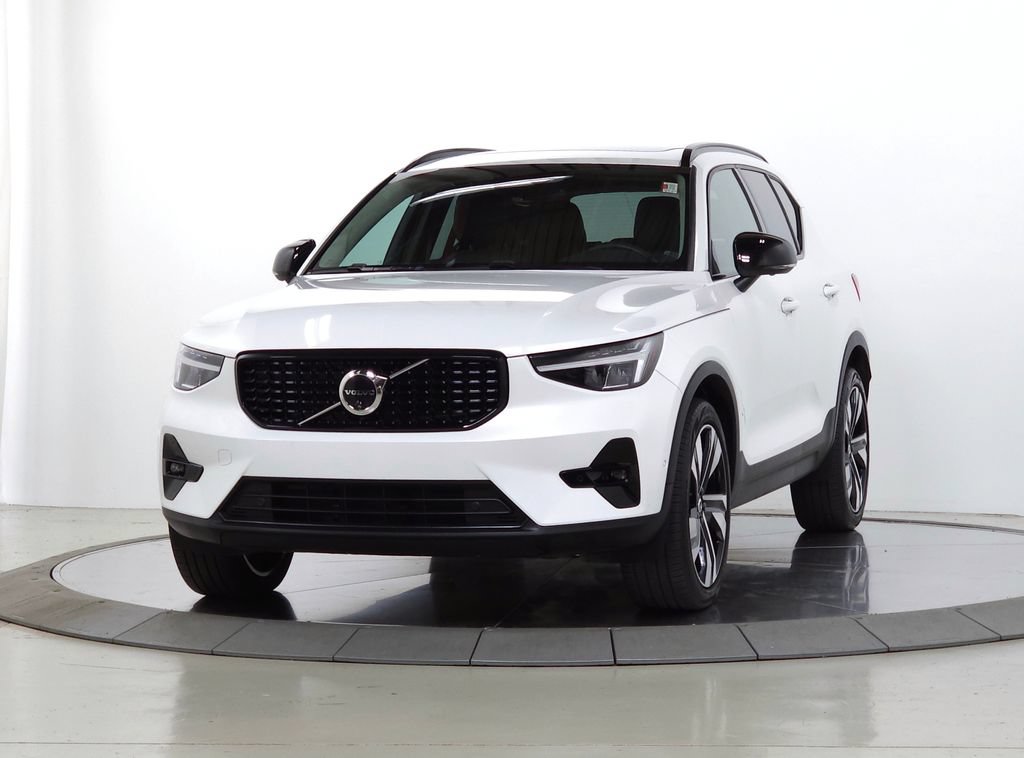 Certified 2024 Volvo XC40 B5 Plus w/ Climate Package AWD/4WD image 3