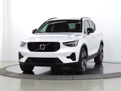 Used 2024 Volvo XC40 B5 Plus w/ Climate Package AWD/4WD image 3