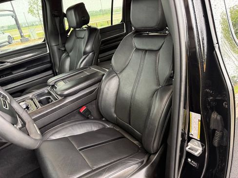 Used 2022 Jeep Wagoneer Series III AWD/4WD image 14