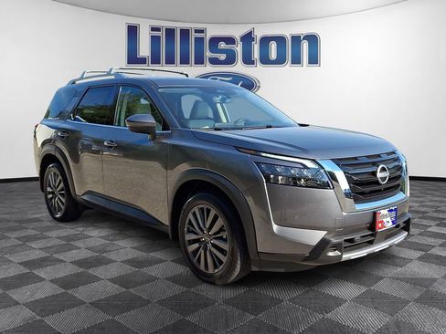Used 2025 Nissan Pathfinder SL w/ SL Premium Package AWD/4WD image 3