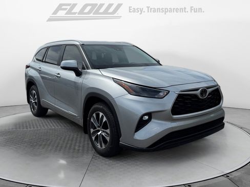 Used 2025 Toyota Highlander XLE AWD/4WD image 1