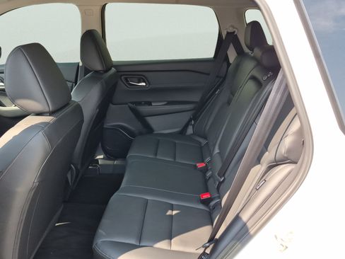 Used 2025 Nissan Rogue SL AWD/4WD image 12