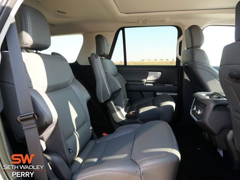 New 2025 Ford Expedition Active image 13