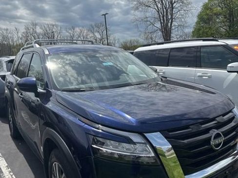 Used 2024 Nissan Pathfinder SL AWD/4WD image 3