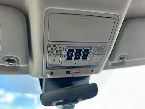 Used 2017 Land Rover Discovery First Edition image 29