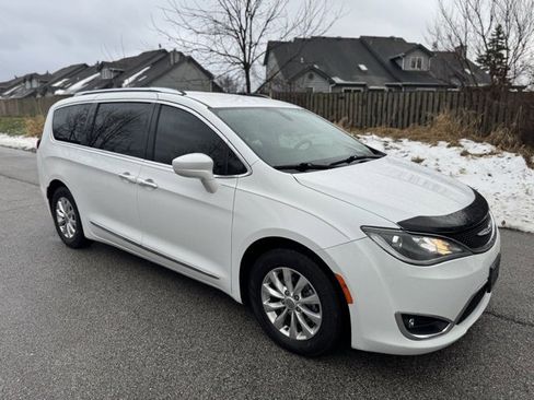 Used 2018 Chrysler Pacifica Touring-L image 4