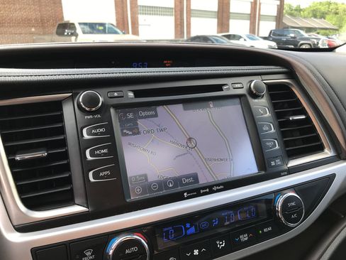 Used 2016 Toyota Highlander XLE AWD/4WD image 19