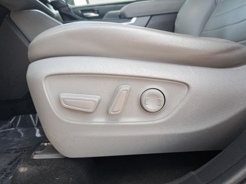 Used 2020 Toyota Highlander XLE AWD/4WD image 30