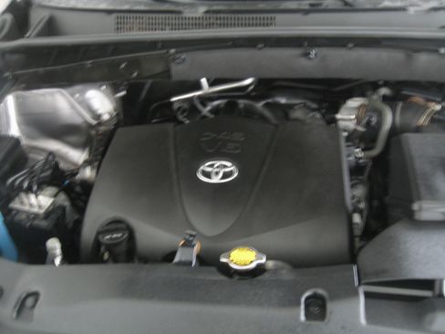 Used 2017 Toyota Highlander XLE image 29