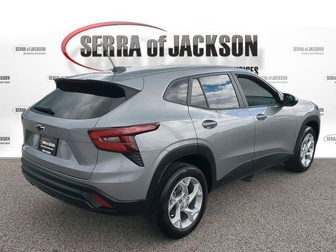 Used 2024 Chevrolet Trax LS w/ LS Convenience Package FWD image 9