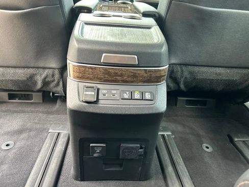 Used 2025 Toyota Sienna Platinum AWD/4WD image 32