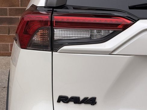 Used 2021 Toyota RAV4 XLE Premium image 24