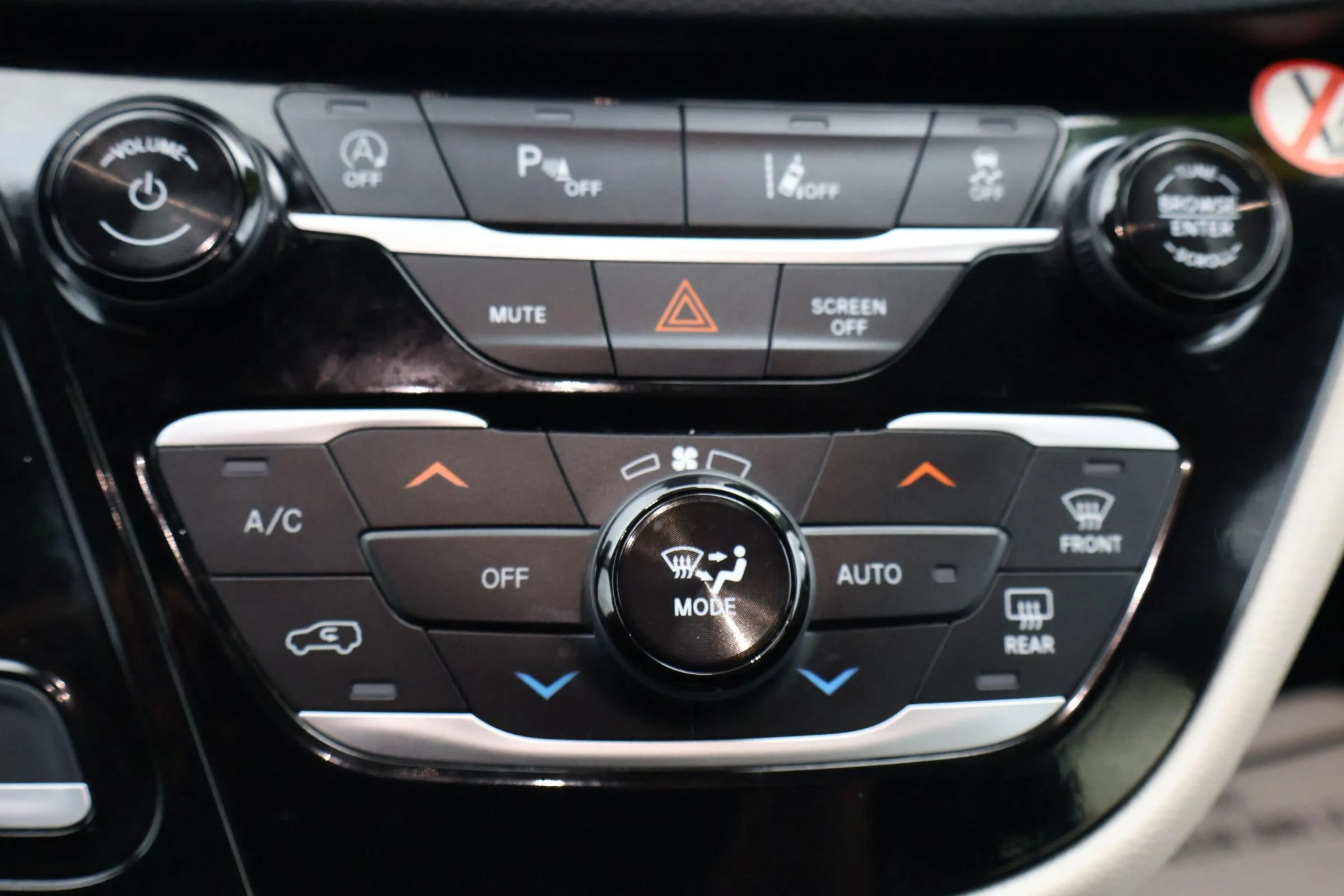 Used 2024 Chrysler Pacifica Touring-L FWD image 34