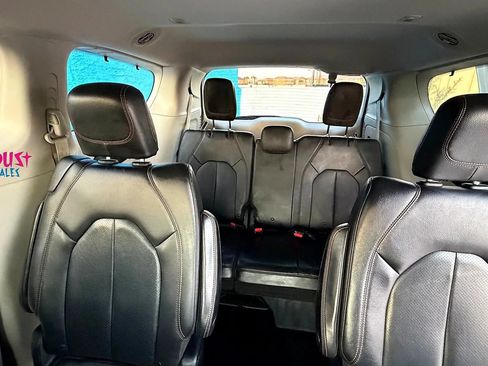 Used 2019 Chrysler Pacifica Touring-L FWD image 16