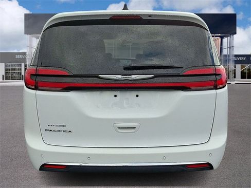 Used 2023 Chrysler Pacifica Touring-L image 5