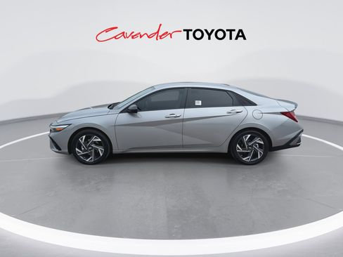 Used 2025 Hyundai Elantra SEL image 5