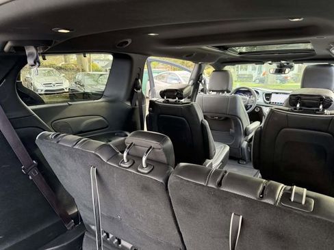Used 2025 Chrysler Pacifica Limited FWD image 31