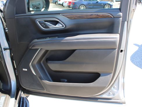 Used 2021 Chevrolet Suburban Premier w/ Premium Package image 17