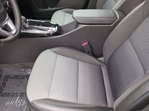Used 2025 Chevrolet Trax LT w/ LT Convenience Package FWD image 16