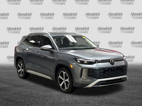 Used 2025 Volkswagen Tiguan SE FWD image 2