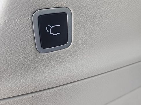 Used 2022 Chrysler Voyager LX image 10