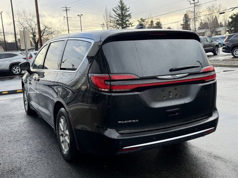 Used 2024 Chrysler Pacifica Touring-L image 5