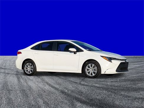 Used 2020 Toyota Corolla LE image 2