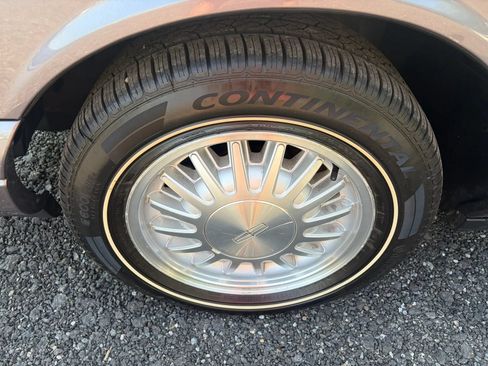 Used 1995 Lincoln Town Car Signature RWD image 17