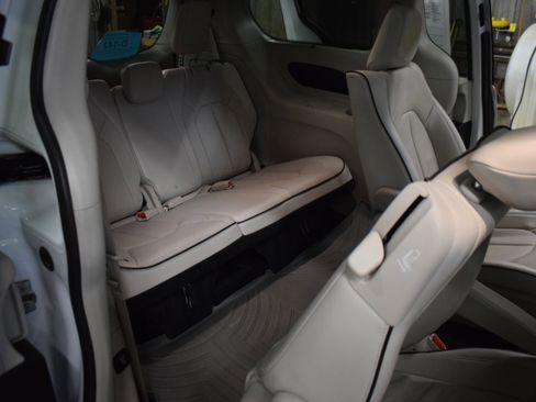 Used 2017 Chrysler Pacifica Platinum image 7