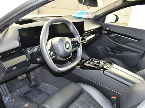 Used 2025 BMW 530i xDrive AWD/4WD image 2