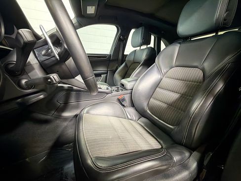 Certified 2023 Porsche Macan Turbo AWD/4WD image 5