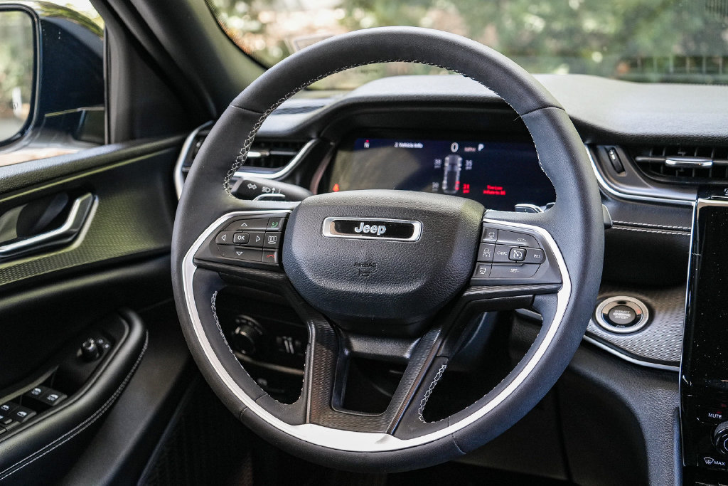 Used 2023 Jeep Grand Cherokee Altitude AWD/4WD image 15