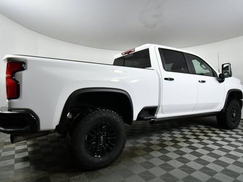 Used 2025 Chevrolet Silverado 2500 ZR2 w/ Technology Package image 10