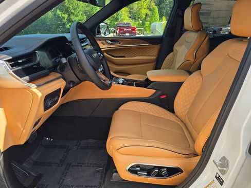 New 2025 Jeep Grand Cherokee Summit image 6