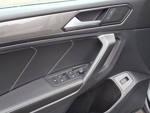 Used 2022 Volkswagen Tiguan SE w/ Panoramic Sunroof Package image 12