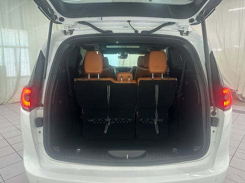 Used 2025 Chrysler Pacifica Pinnacle FWD image 8